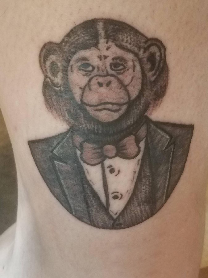 点击大图看下一张：男生小腿上黑色点刺几何线条小动物猴子纹身图片