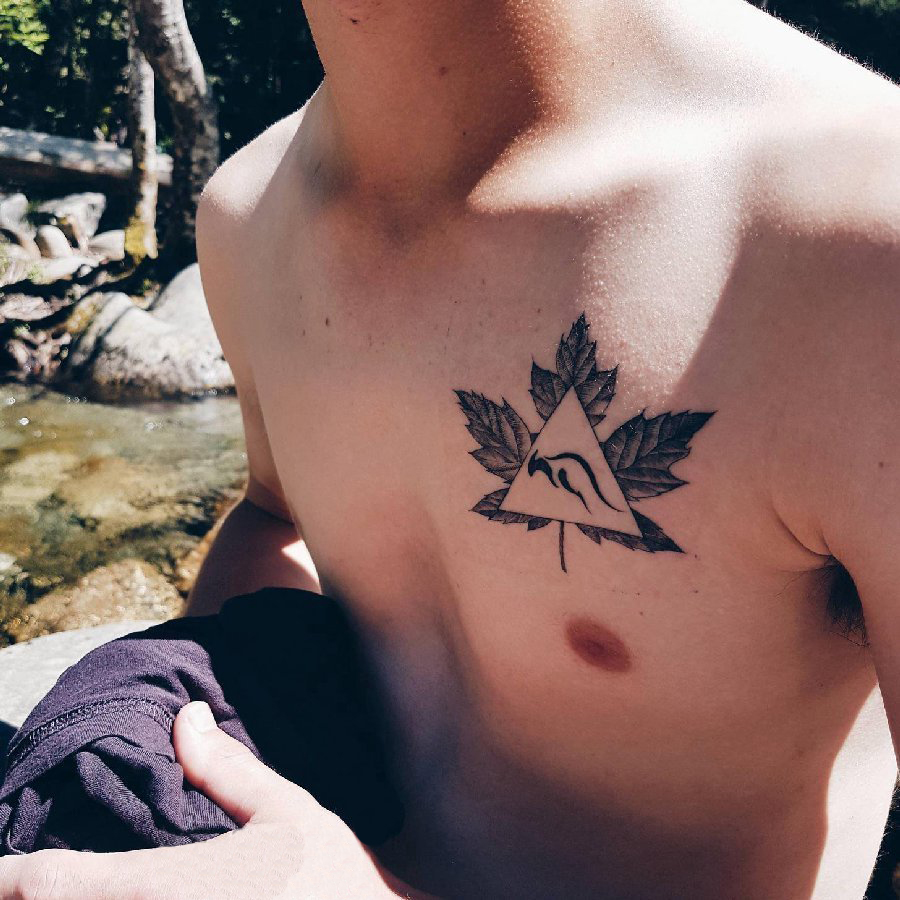 点击大图看下一张：男生胸口上黑灰素描文艺唯美枫叶几何元素纹身图片