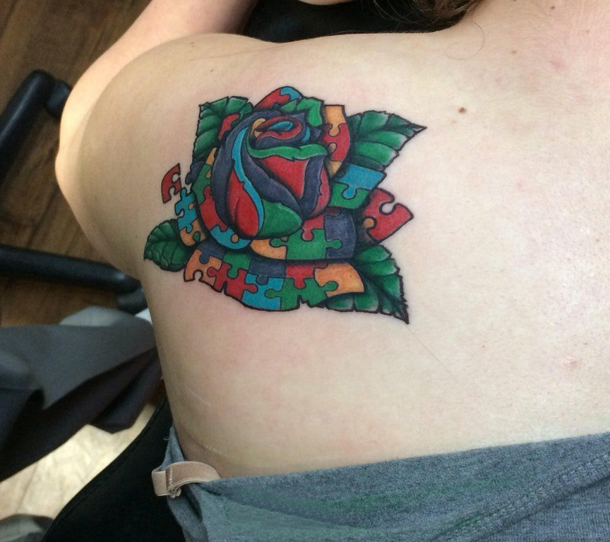 点击大图看下一张：女生背部彩绘水彩素描唯美玫瑰纹身图片