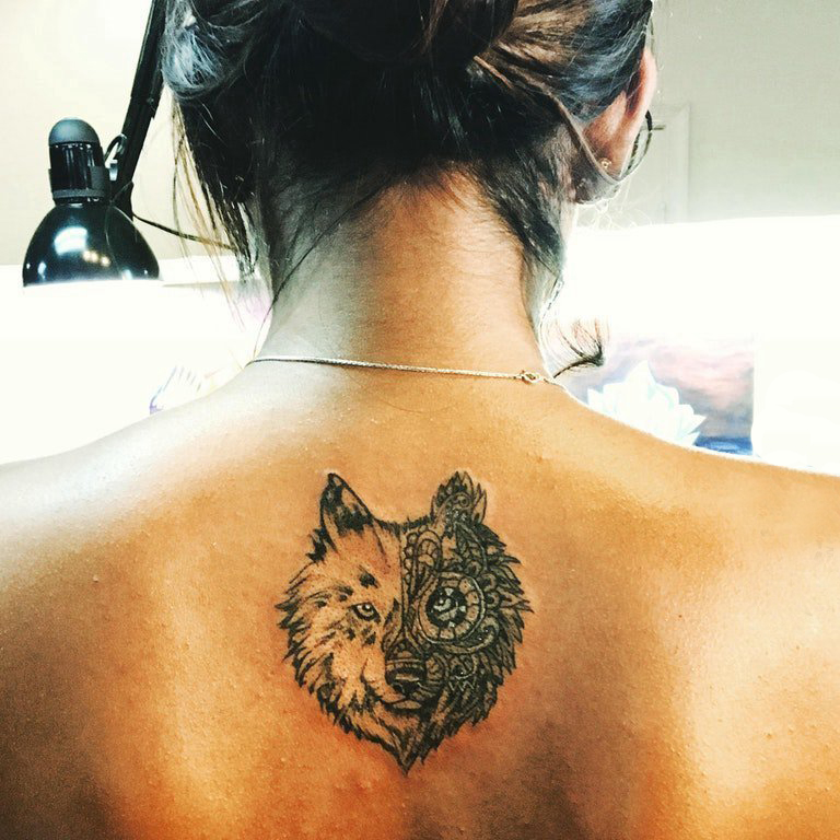 点击大图看下一张：女生背部黑灰素描创意霸气狼头纹身图片