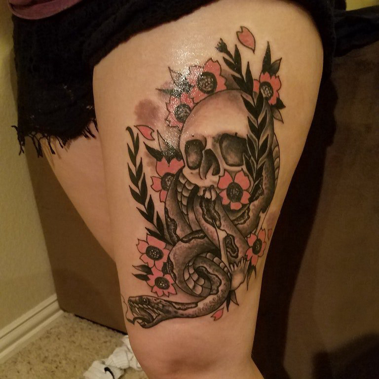 点击大图看下一张：女生大腿上彩绘水彩唯美花朵创意骷髅纹身图片
