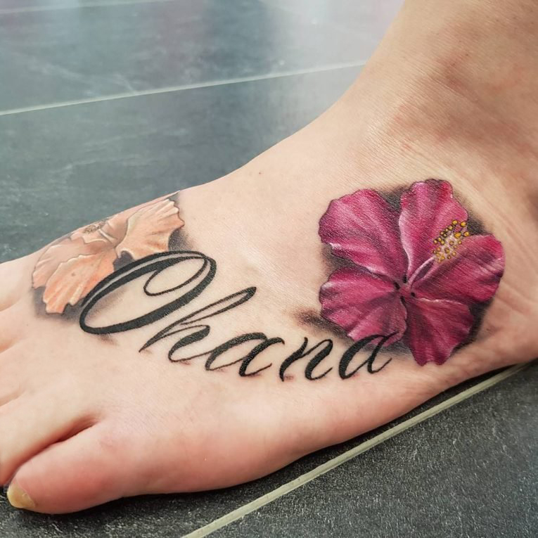 点击大图看下一张：女生脚背上彩绘抽象线条英文单词和植物花朵纹身图片