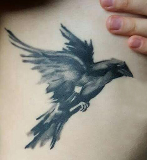 点击大图看下一张：男生背部黑灰素描创意霸气老鹰纹身图片