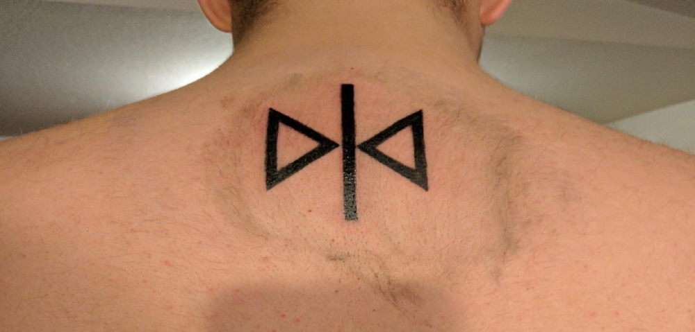 点击大图看下一张：男生背部黑色线条几何元素创意三角形纹身图片