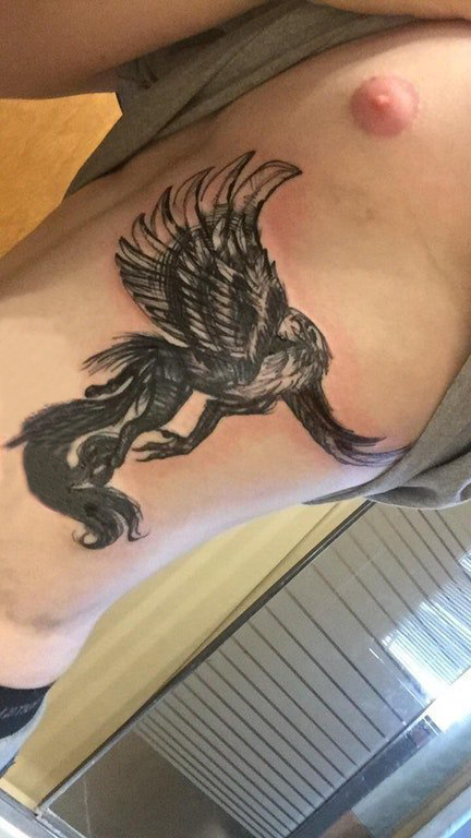 点击大图看下一张：男生侧腰上黑灰素描创意霸气老鹰纹身图片