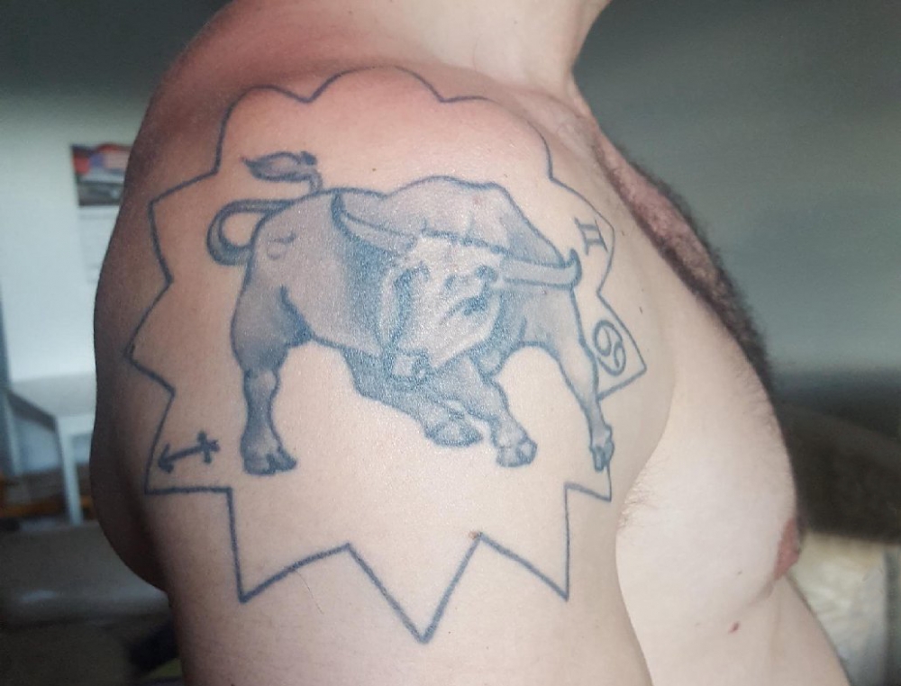 点击大图看下一张：男生手臂上黑灰点刺抽象线条小动物牛纹身图片