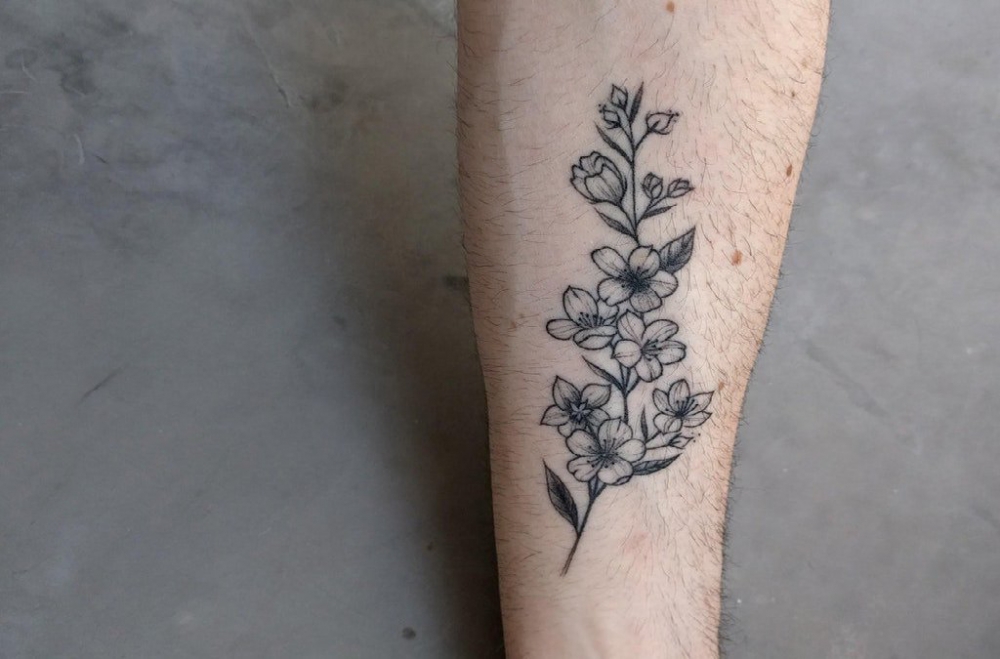 点击大图看下一张：男生手臂上黑灰素描文艺花朵纹身图片