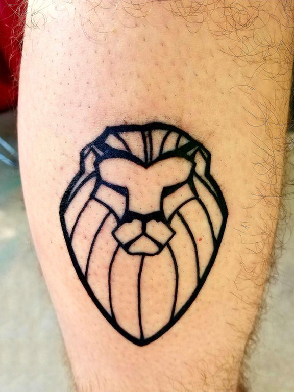 点击大图看下一张：男生小腿上黑色几何线条小动物狮子纹身图片