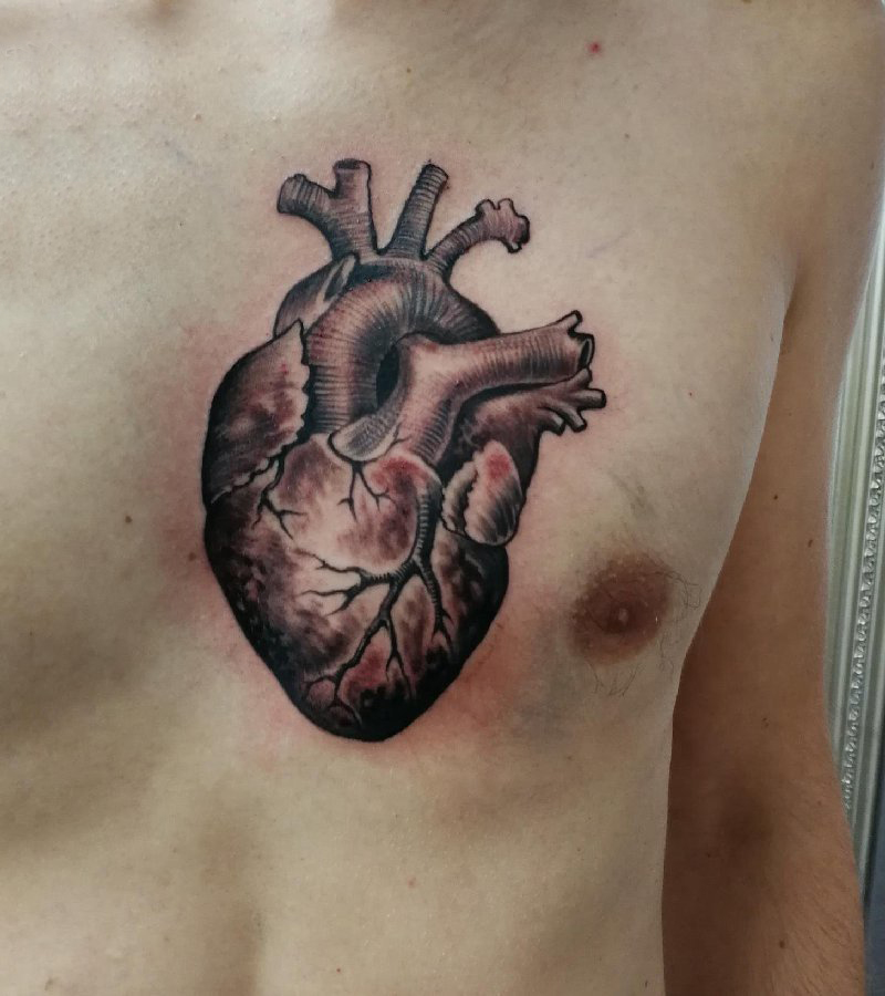 点击大图看下一张：男生胸口上黑灰素描擦黄奕3d心脏纹身图片