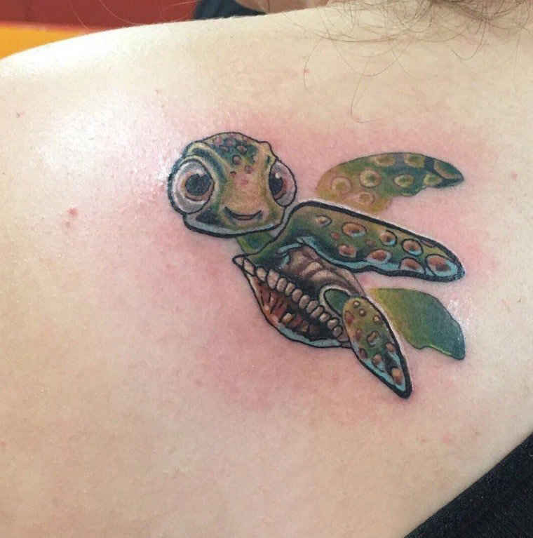 点击大图看下一张：女生背部海底总动员彩绘水彩素描可爱海龟纹身图片