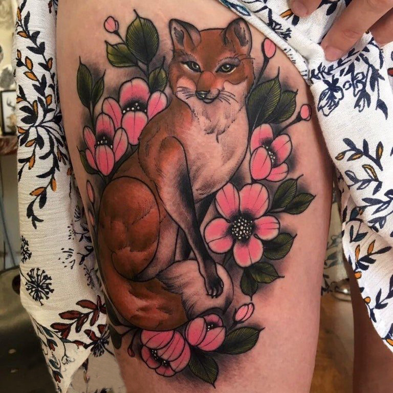 点击大图看下一张：女生大腿上彩绘水彩素描文艺花朵可爱狐狸纹身图片
