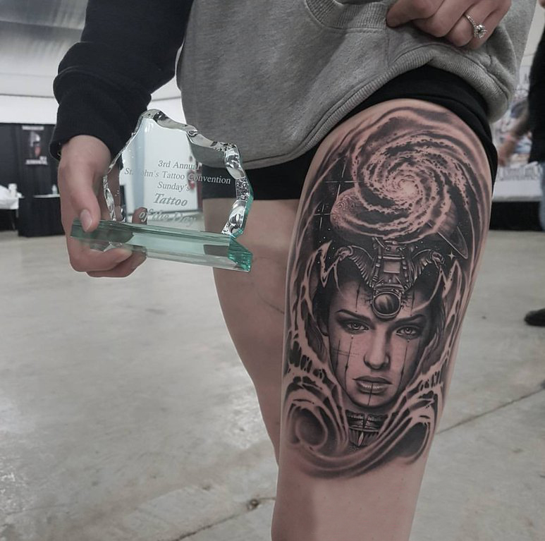 点击大图看下一张：女生大腿上黑灰素描点刺技巧创意女生人物抽象纹身图片