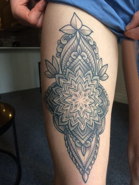 点击大图看下一张：女生大腿上黑灰素描几何元素创意梵花花纹纹身图片