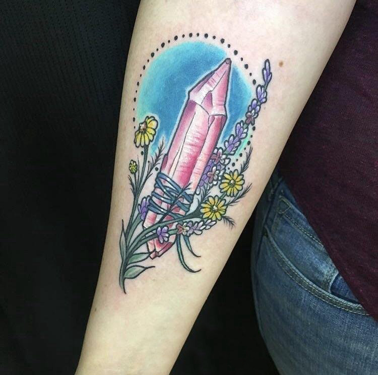 点击大图看下一张：女生手臂上彩绘水晶和植物薰衣草纹身图片