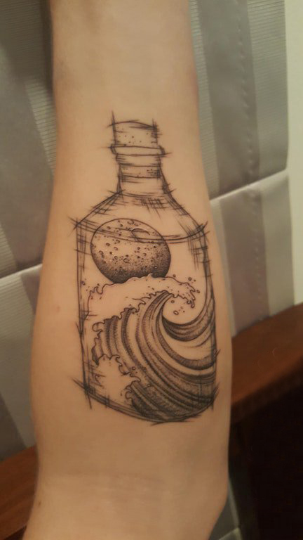 点击大图看下一张：女生手臂上黑灰点刺素描几何线条瓶子和海浪纹身图片