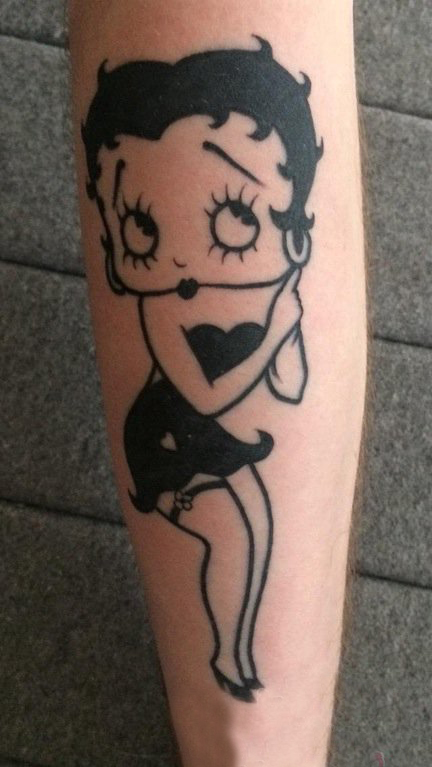 点击大图看下一张：女生手臂上黑色简单线条可爱卡通人物纹身图片