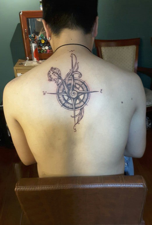 点击大图看下一张：男生背部黑灰素描创意精致复古指南针纹身图片
