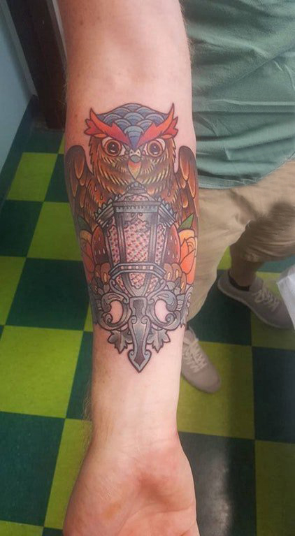 点击大图看下一张：男生手臂上彩绘水彩素描创意花纹猫头鹰动物纹身图片