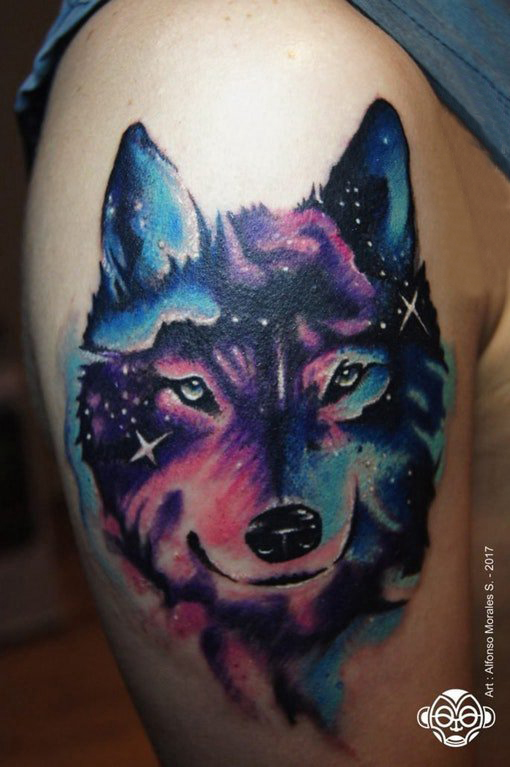 点击大图看下一张：男生手臂上彩绘水彩素描创意星空元素狼头纹身图片