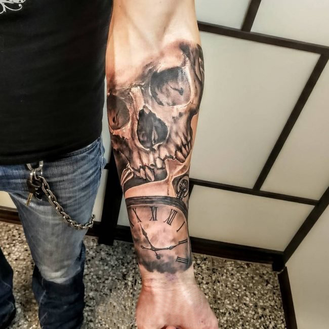 点击大图看下一张：男生手臂上黑灰点刺抽象线条时钟和骷髅纹身图片