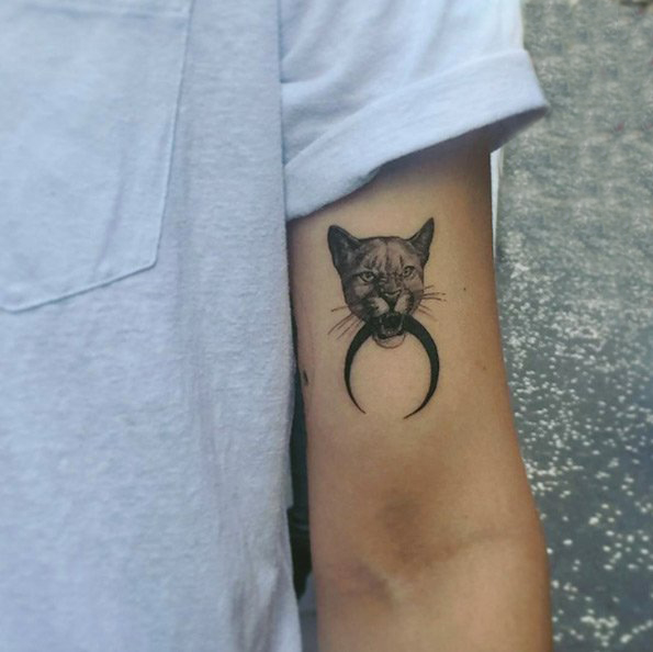 点击大图看下一张：男生手臂上黑灰点刺抽象线条小动物豹子纹身图片
