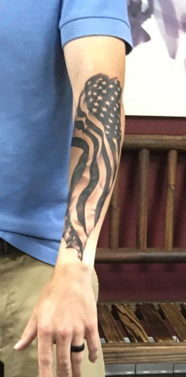 点击大图看下一张：男生手臂上黑灰素描创意国旗纹身图片