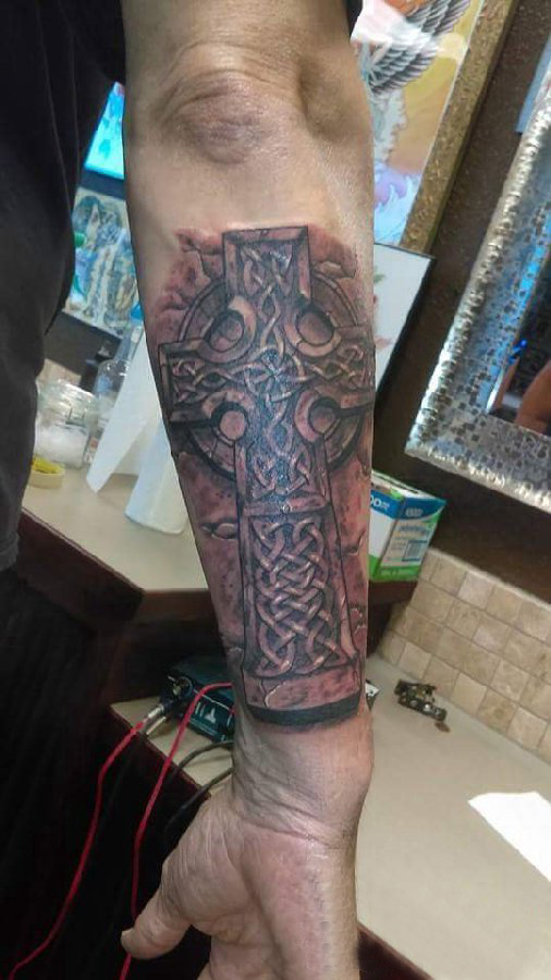 点击大图看下一张：男生手臂上黑灰素描点刺技巧创意十字架纹身图片