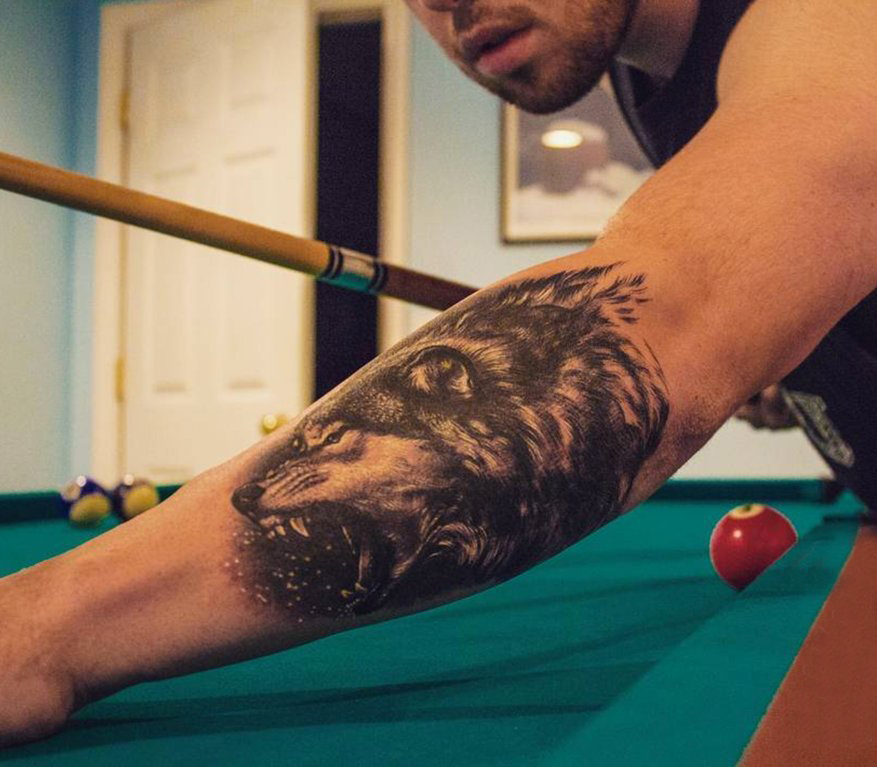 点击大图看下一张：男生手臂上黑色点刺抽象线条小动物凶猛的狼纹身图片