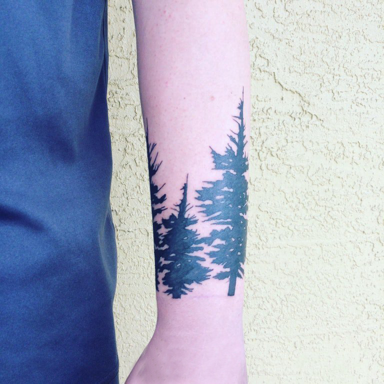 点击大图看下一张：男生手腕上黑色简单抽象线条植物大树纹身图片