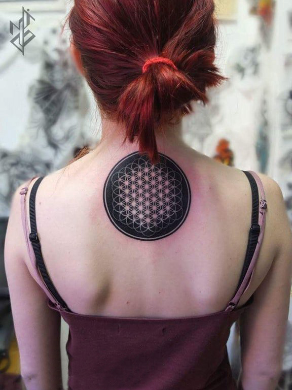 点击大图看下一张：女生背部黑灰素描几何元素创意花纹纹身图片
