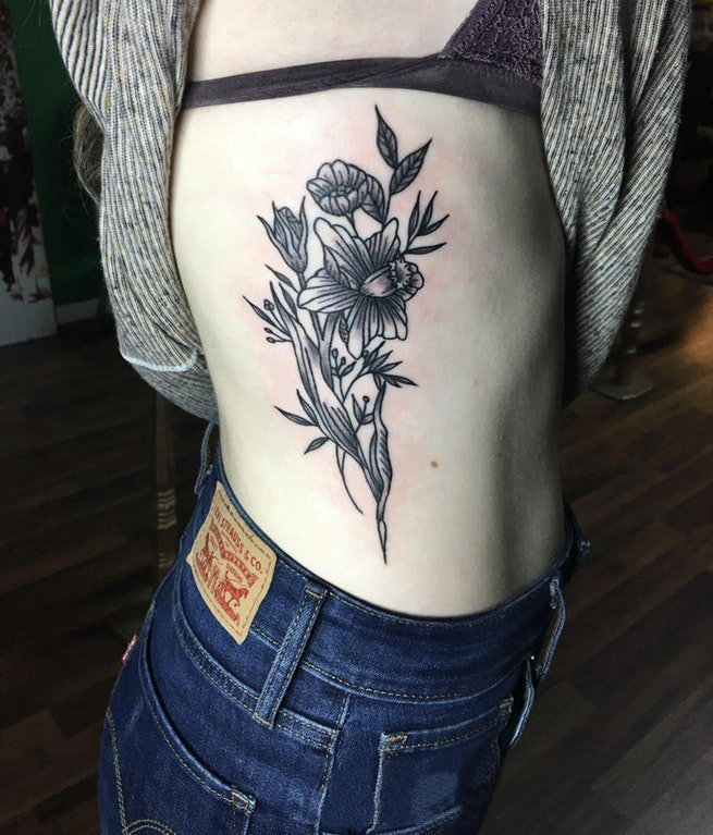 点击大图看下一张：女生侧腰上黑色点刺简单线条植物叶子和花朵纹身图片
