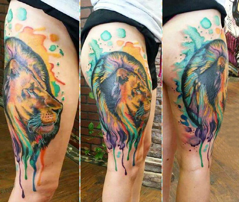 点击大图看下一张：女生大腿上彩绘水彩素描七彩泼墨狮子纹身图片