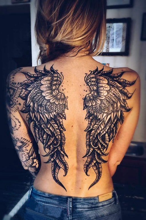 点击大图看下一张：女生后背上黑色点刺抽象线条羽毛元素翅膀纹身图片