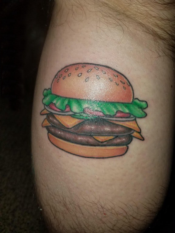 点击大图看下一张：男生大腿上彩绘简单线条美味食物汉堡包纹身图片