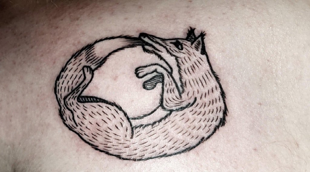 点击大图看下一张：男生后肩上黑色简单线条小动物狐狸纹身图片