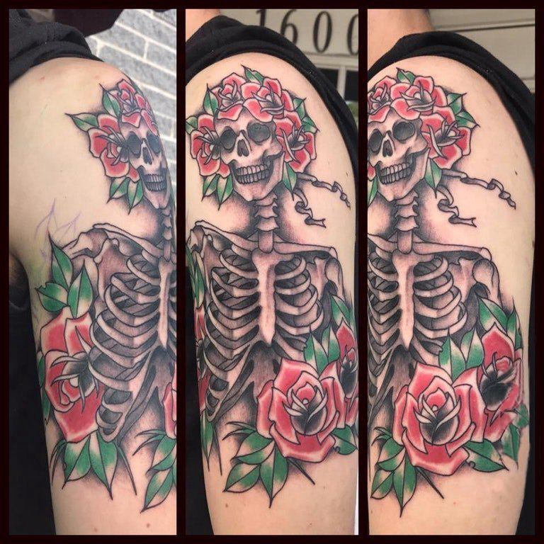 点击大图看下一张：男生手臂上彩绘水彩素描唯美花朵骷髅骨头纹身图片