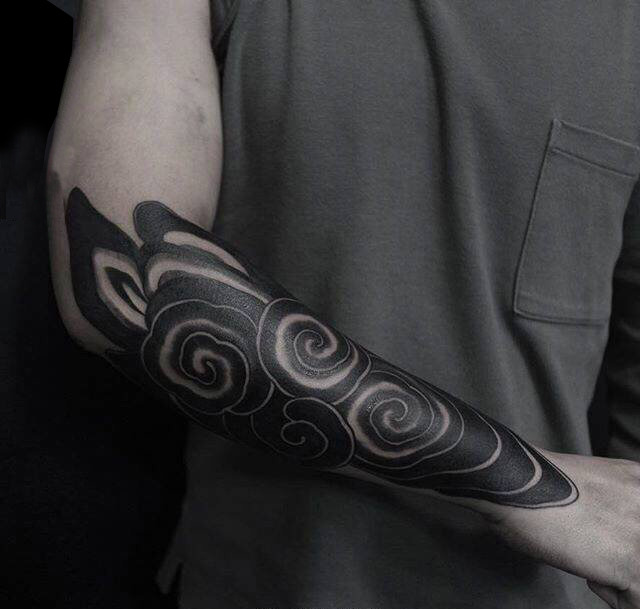 点击大图看下一张：男生手臂上黑灰素描创意祥云花臂纹身图片