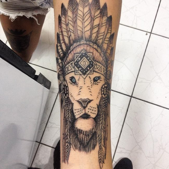 点击大图看下一张：男生手臂上黑灰素描点刺技巧创意霸气印第安元素狮子头纹身图片