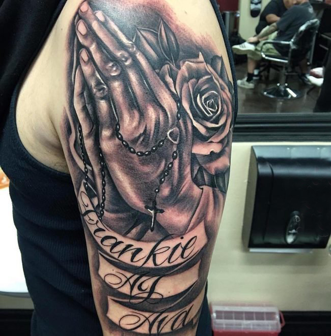 点击大图看下一张：男生手臂上黑灰素描点刺技巧唯美玫瑰祈祷之手纹身图片