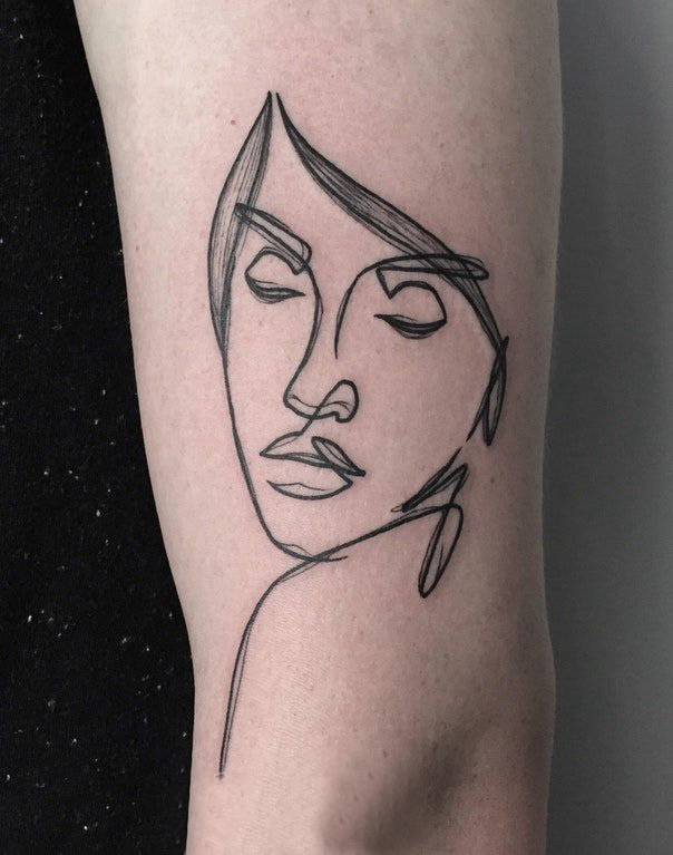 点击大图看下一张：男生手臂上黑色线条抽象女生人物纹身图片