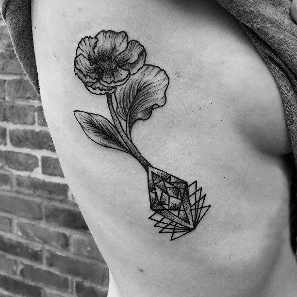 点击大图看下一张：女生肋间黑灰素描几何元素创意唯美花朵纹身图片