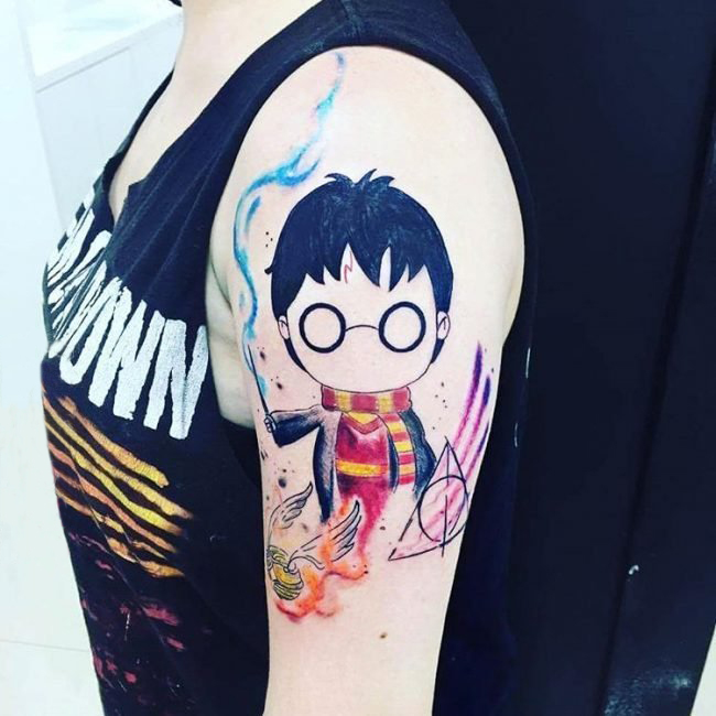 点击大图看下一张：女生手臂上彩绘水彩素描创意哈利波特卡通元素纹身图片