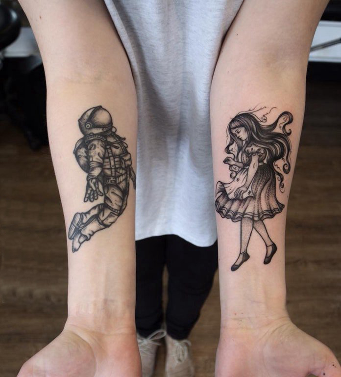点击大图看下一张：女生手臂上黑灰点刺抽象线条人物肖像纹身图片