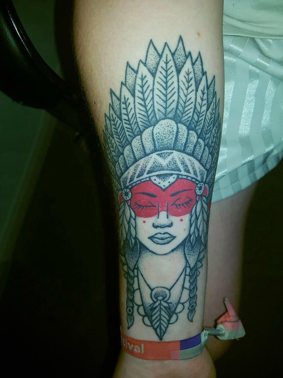 点击大图看下一张：女生手臂上黑灰素描点刺技巧创意印第安风格女生人物纹身图片