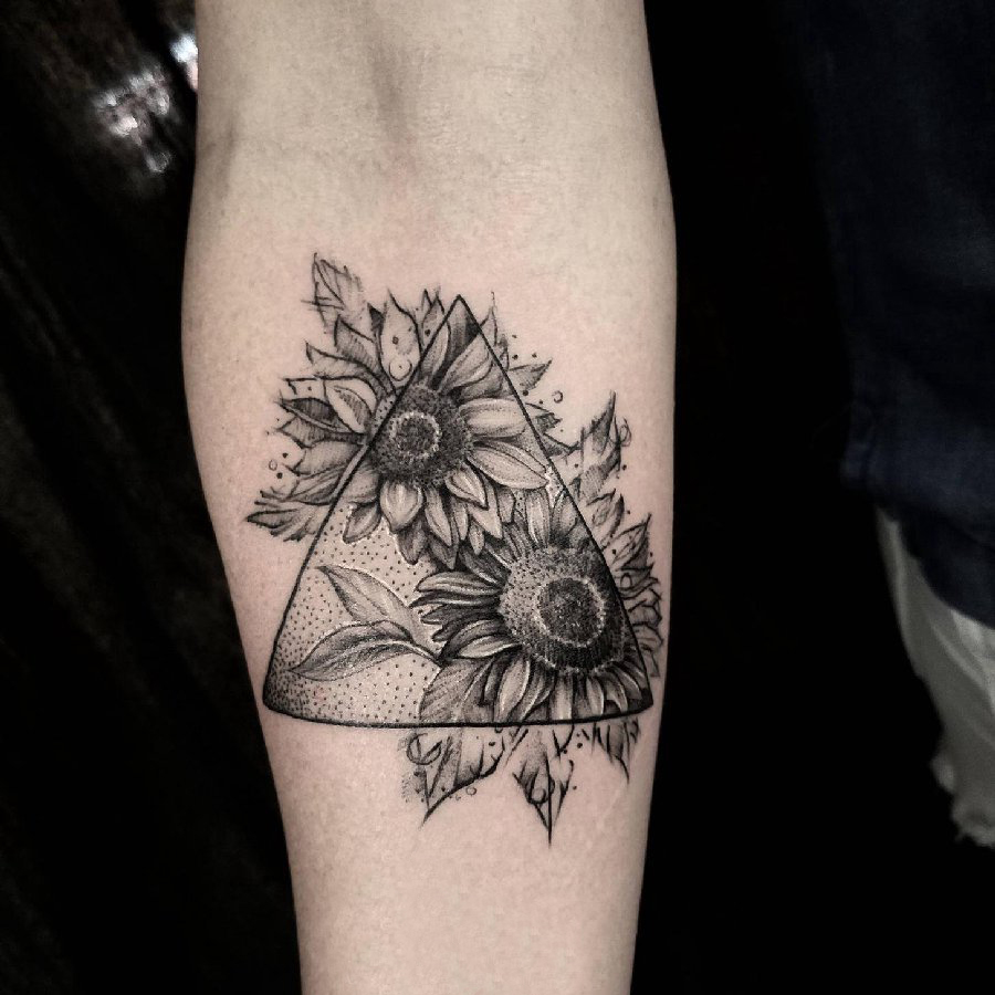 点击大图看下一张：女生手臂上黑色线条素描几何元素唯美菊花纹身图片