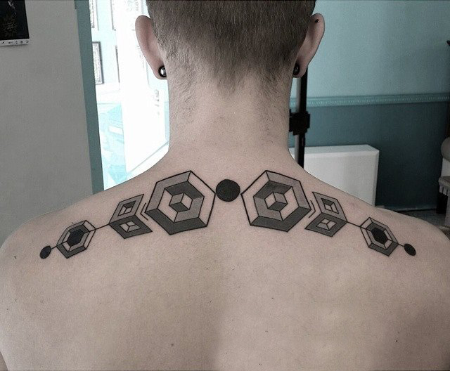 点击大图看下一张：男生背部黑灰素描几何元素创意立体纹身图片