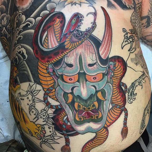 点击大图看下一张：男生腹部彩绘水彩素描创意日本元素般若纹身图片