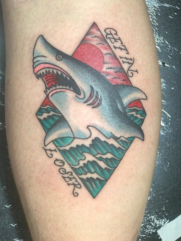 点击大图看下一张：男生手臂上彩绘几何抽象线条小动物鲨鱼纹身图片