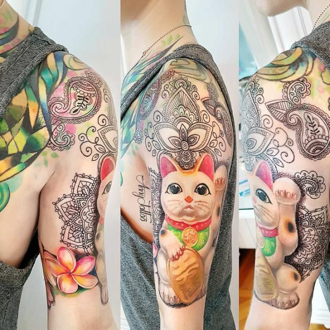 点击大图看下一张：男生手臂上彩绘水彩素描创意可爱招财猫纹身图片
