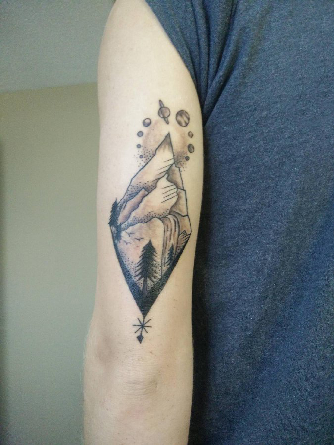 点击大图看下一张：男生手臂上黑灰点刺抽象线条山峰和植物大树纹身图片